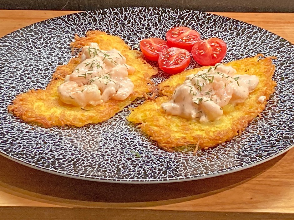 Erdäpfelpuffer mit Garnelencocktail