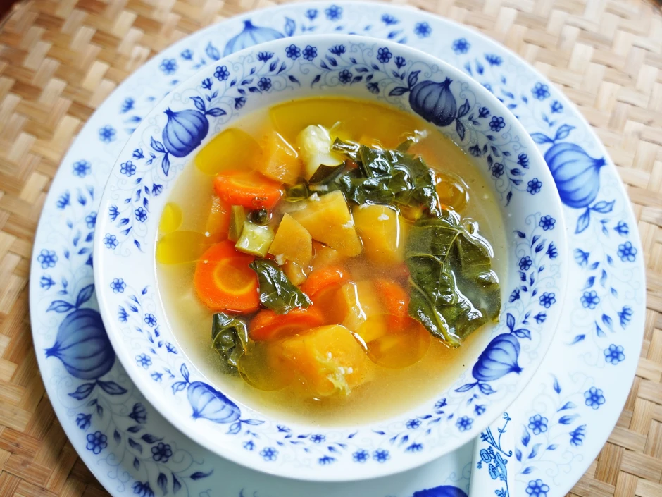 Süß-sauer-scharfe Süßkartoffelsuppe mit Gemüse