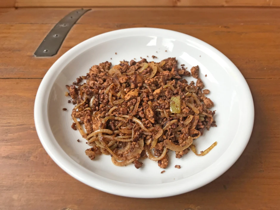 R&uuml;hrtofu mit Shoyu und Zwiebeln