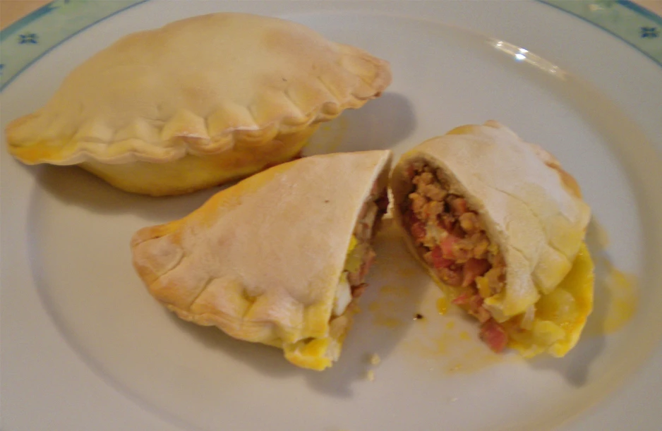 Brasilianische Teigtaschen mit Faschiertem