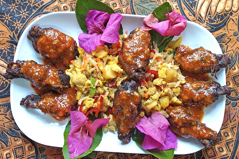 Gebratener, bunter Reis mit Hühnerflügel in würziger Sauce