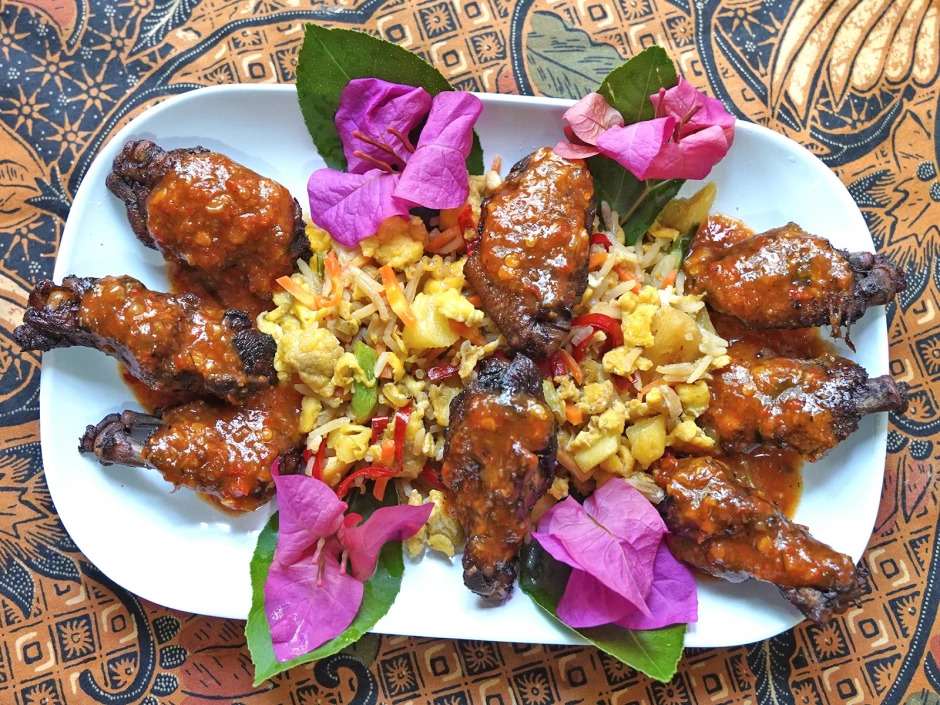 Gebratener, bunter Reis mit Hühnerflügel in würziger Sauce