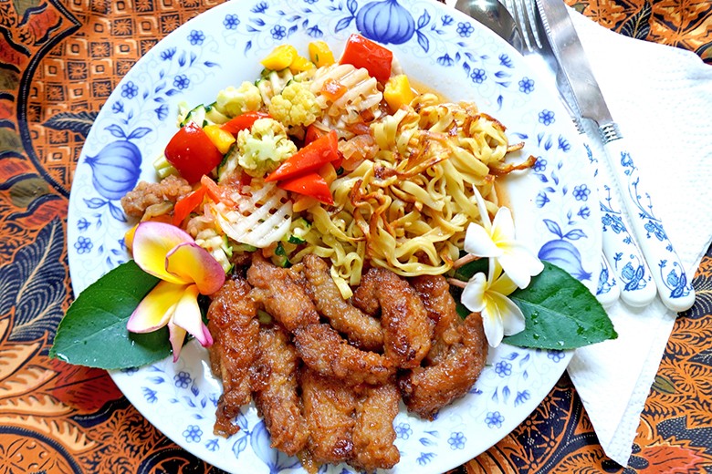 Frittiertes Schweinefleisch mit Cap Cay und gebratenen Nudeln