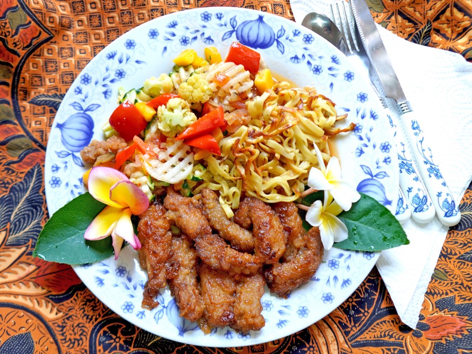 Frittiertes Schweinefleisch mit Cap Cay und gebratenen Nudeln