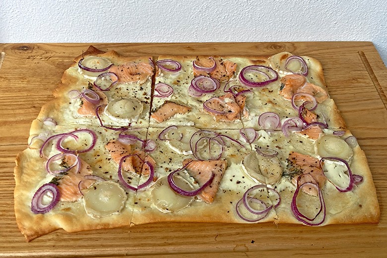 Flammkuchen mit Lachs und Ziegenkäse
