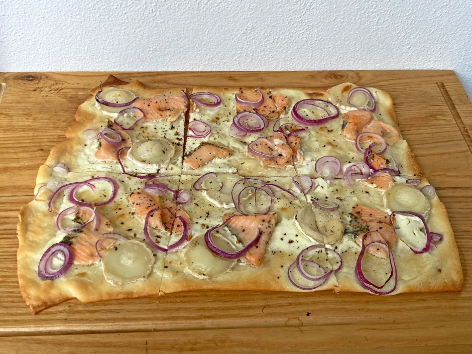 Flammkuchen mit Lachs und Ziegenk&auml;se