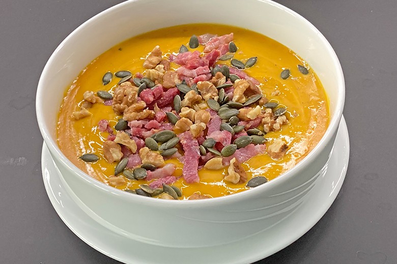 Kürbis-Birnensuppe mit Speck und Walnüssen