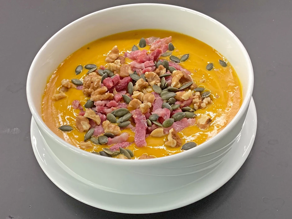 Kürbis-Birnensuppe mit Speck und Walnüssen