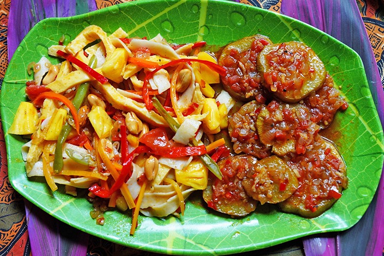 Gebratene Chayote mit bunten Nudeln