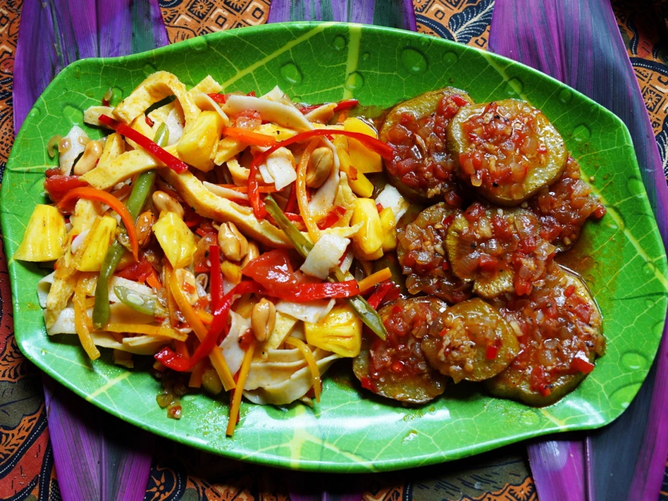 Gebratene Chayote mit bunten Nudeln