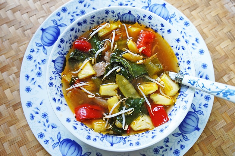 Süß-sauer-scharfe Gemüsesuppe mit Ananas