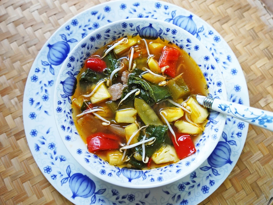 Süß-sauer-scharfe Gemüsesuppe mit Ananas