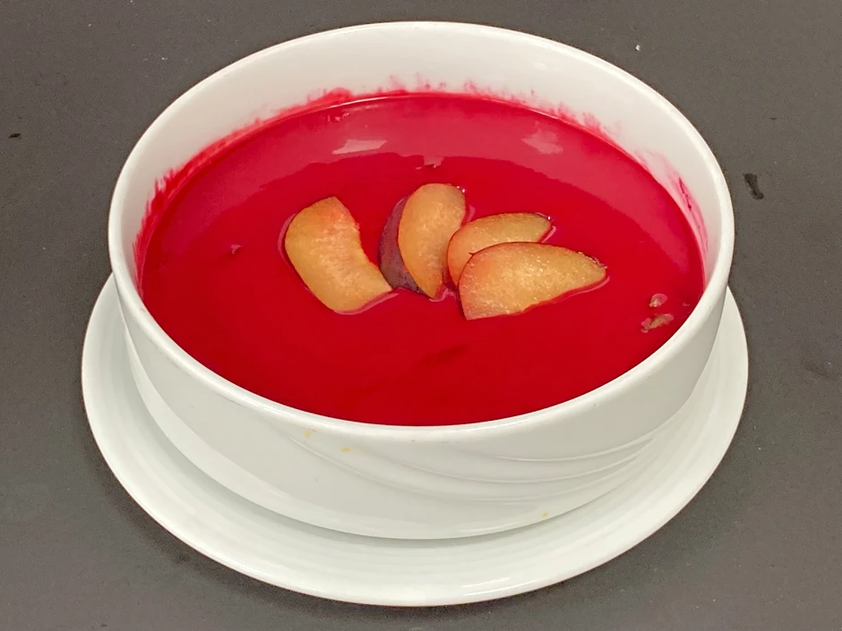 Rote R&uuml;ben-Pflaumensuppe