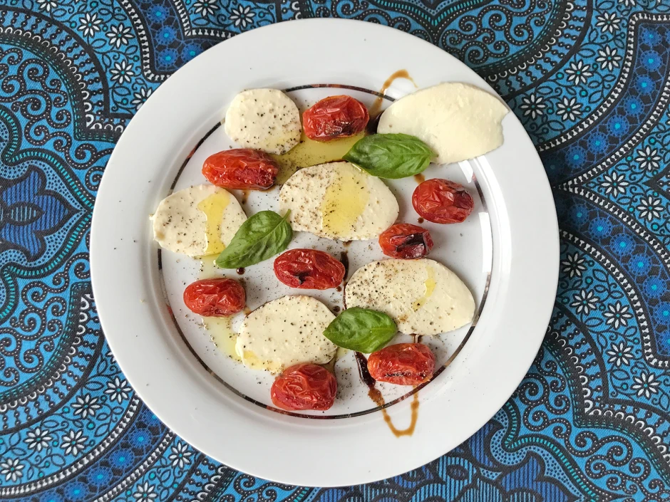 Mozzarella mit gebackenen Paradeisern