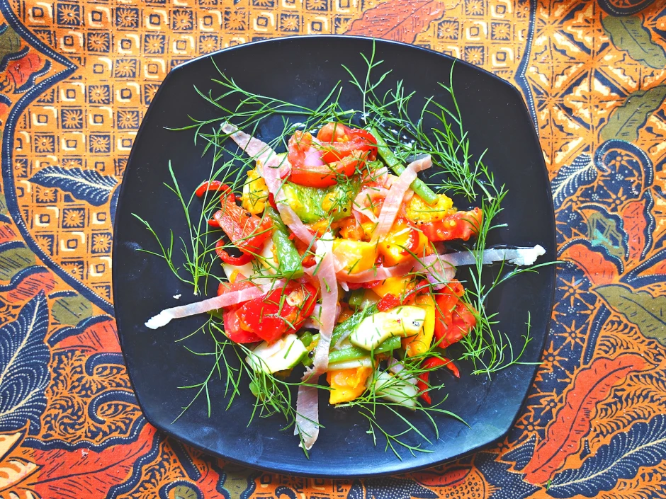 Tropisch-bunter Salat mit Papaya