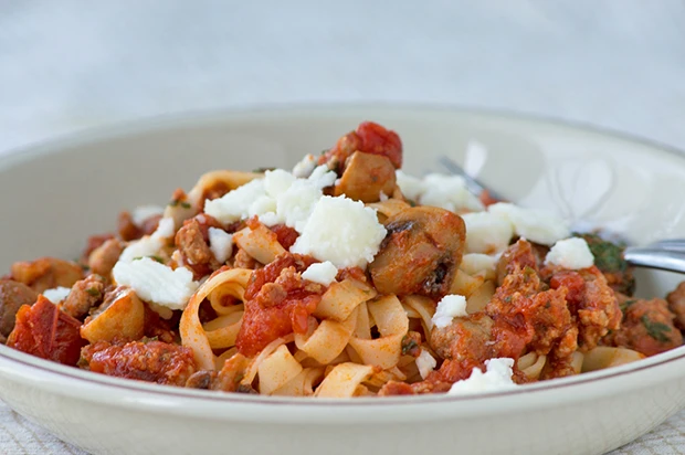Pasta mit Faschiertem und Schafskäse