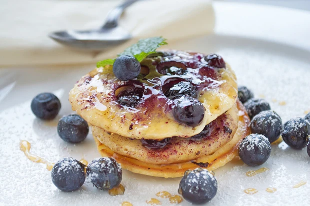 Heidelbeer-Pancakes mit Ahornsirup