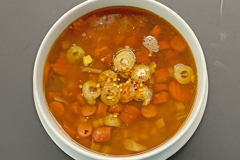 Rindersuppe mit Mais und Debreziner
