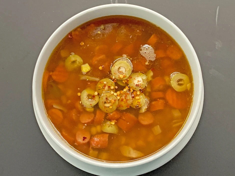 Rindersuppe mit Mais und Debreziner