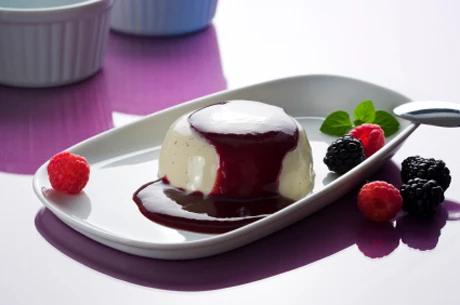 Panna cotta mit Himbeeren