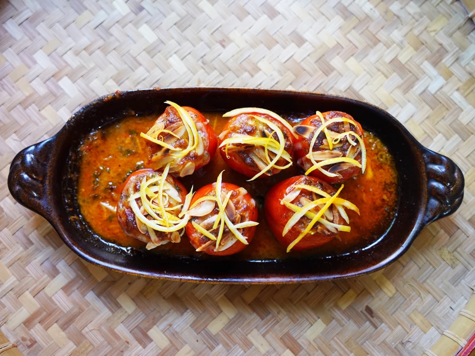 Mit Pilzen gef&uuml;llte Tomaten