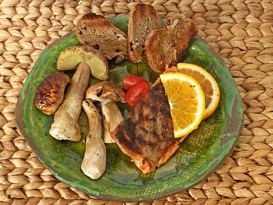 Lachsforelle mit Steinpilzen vom Grill