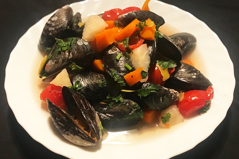 Miesmuscheln im Wein-Gemüse-Sud