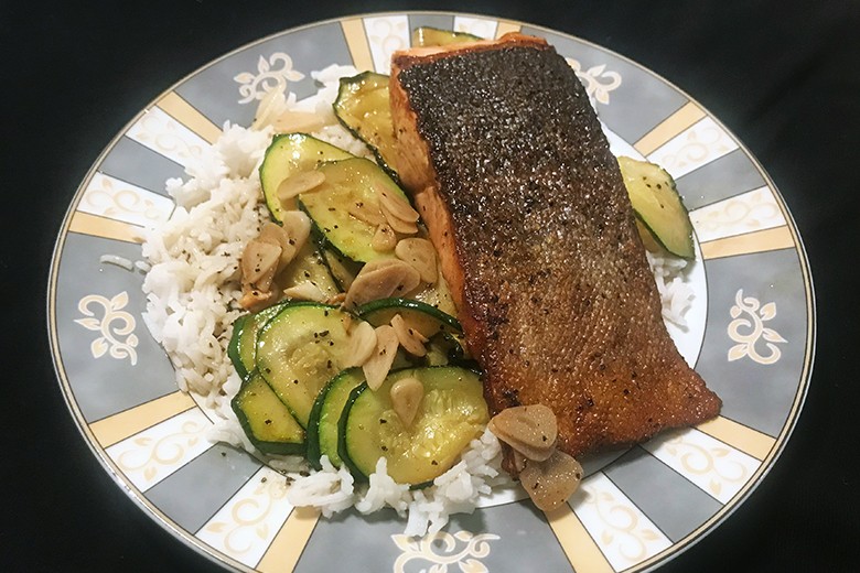 Lachsforellenfilet mit Zucchini, gebraten auf Reis