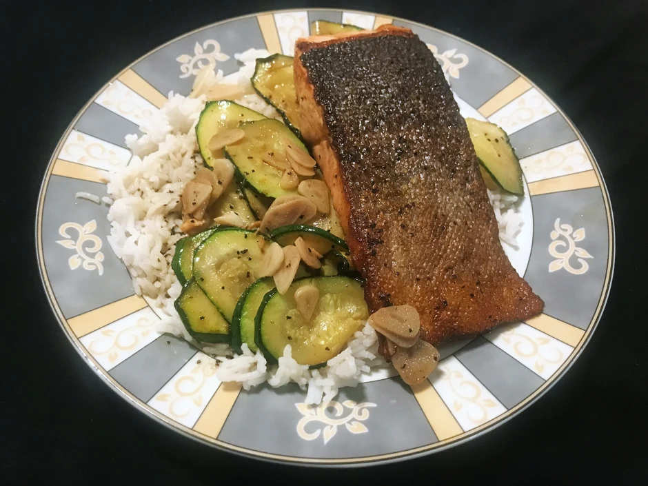 Lachsforellenfilet mit Zucchini, gebraten auf Reis