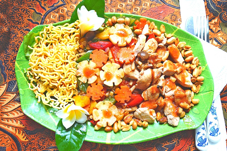 Shanghai-Huhn mit gebratenen Nudeln, Gemüse und Erdnüssen