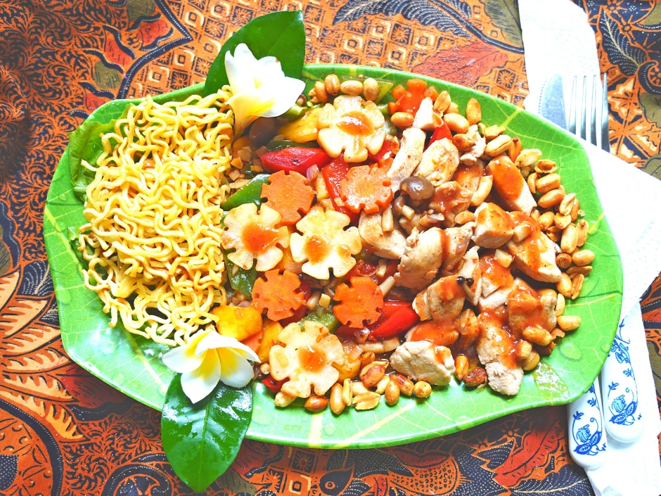 Shanghai-Huhn mit gebratenen Nudeln, Gemüse und Erdnüssen
