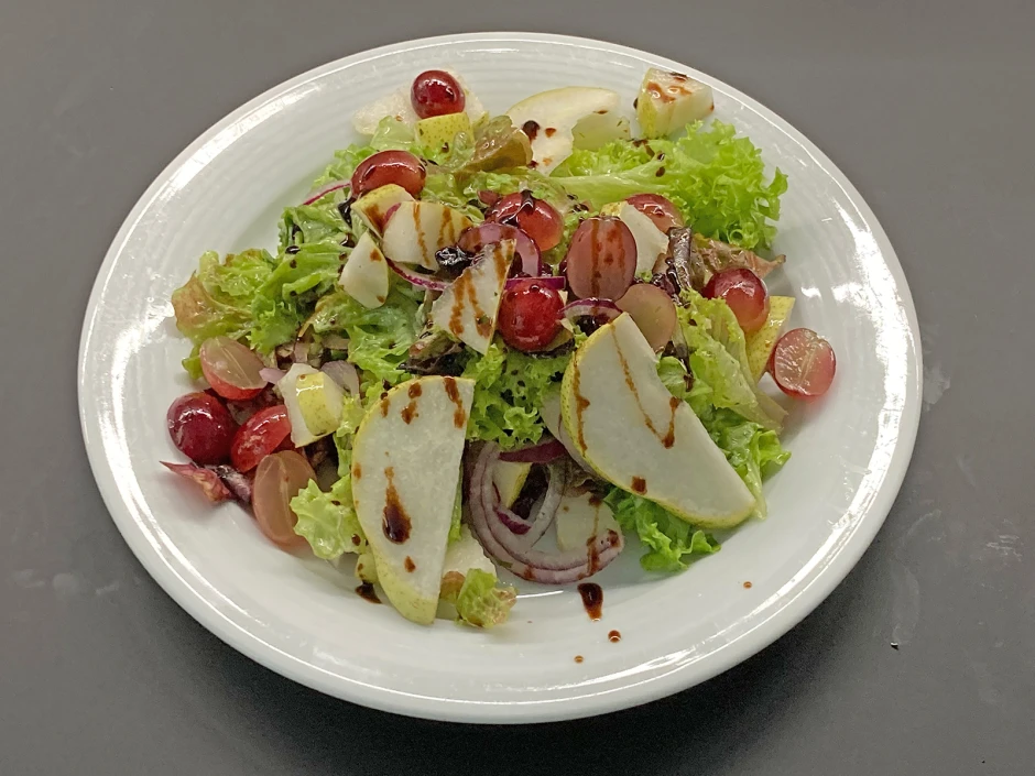 Herbstsalat mit Birne und Trauben
