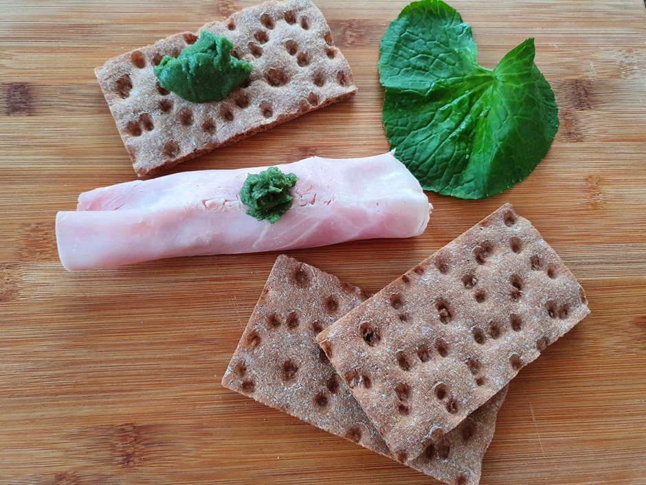 Schinkenröllchen mit Avocado, Apfel und Wasabi