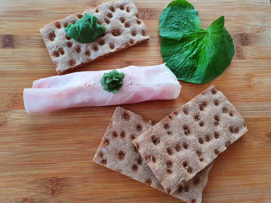 Schinkenr&ouml;llchen mit Avocado, Apfel und Wasabi