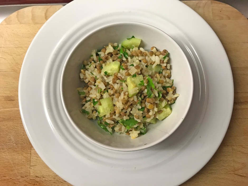 Salat aus Pardanalinsen und Reis