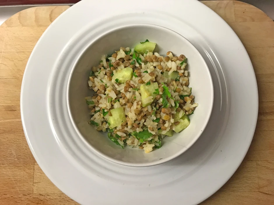 Salat aus Pardanalinsen und Reis