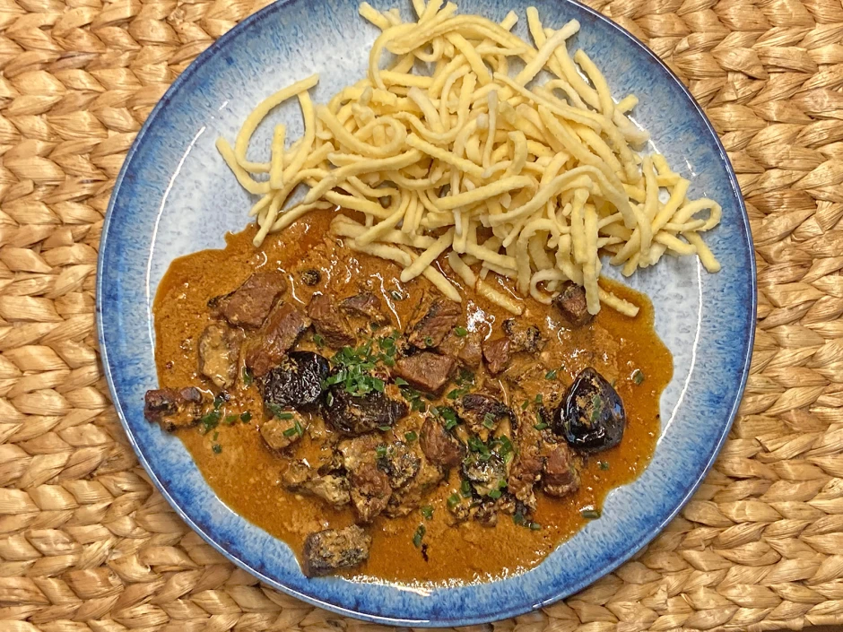 Schweinegulasch mit Pflaumen
