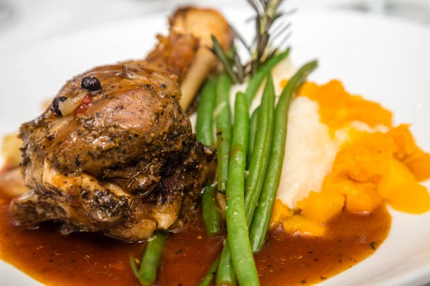 Gebratene Lammkeule mit buntem Gemüse und Rahmpolenta