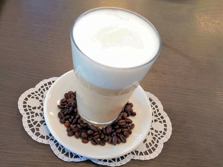 Milchkaffee mit Sambuca