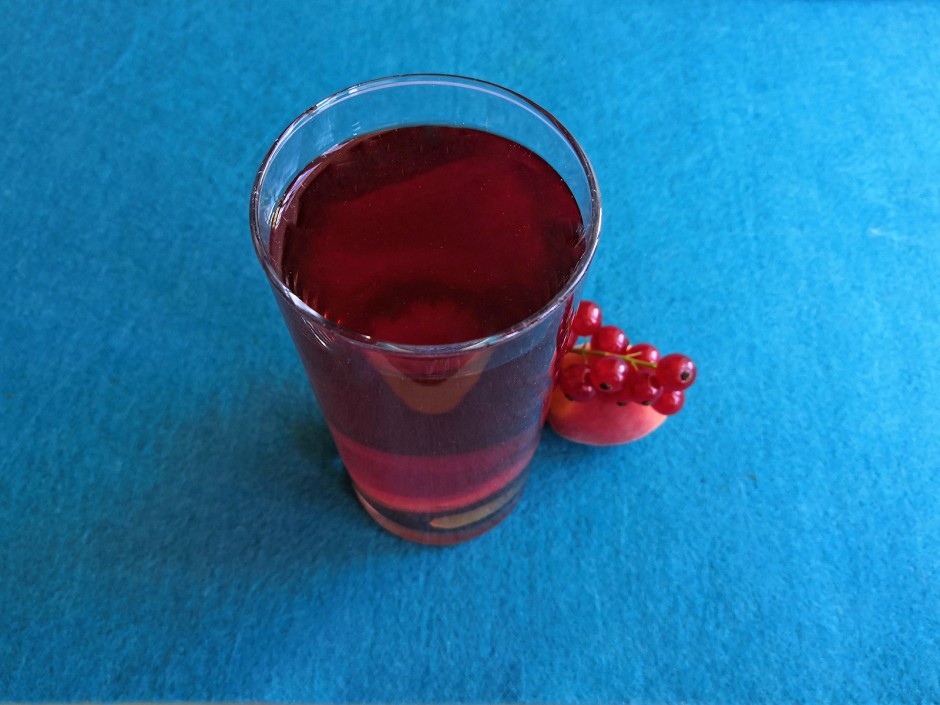 Ribiselwein-Marillengetränk