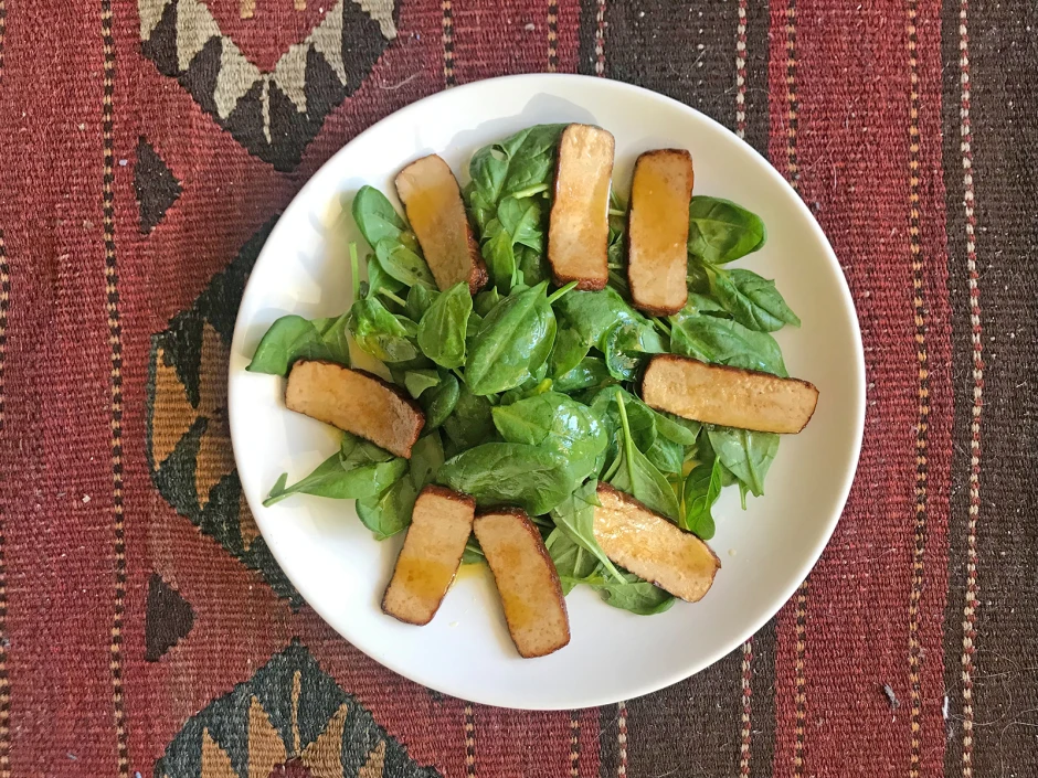 Spinatsalat mit warmen Tofu und Lemoncurd-Dressing