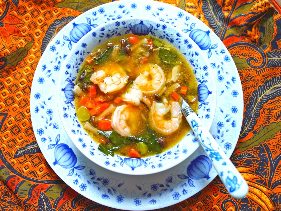 Kailansuppe mit Pilzen und Garnelen