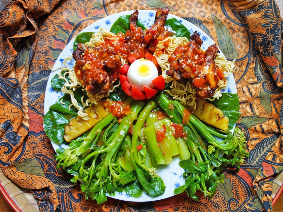 Hühnerflügel mit Kailan und Nudeln alla Sriwidi
