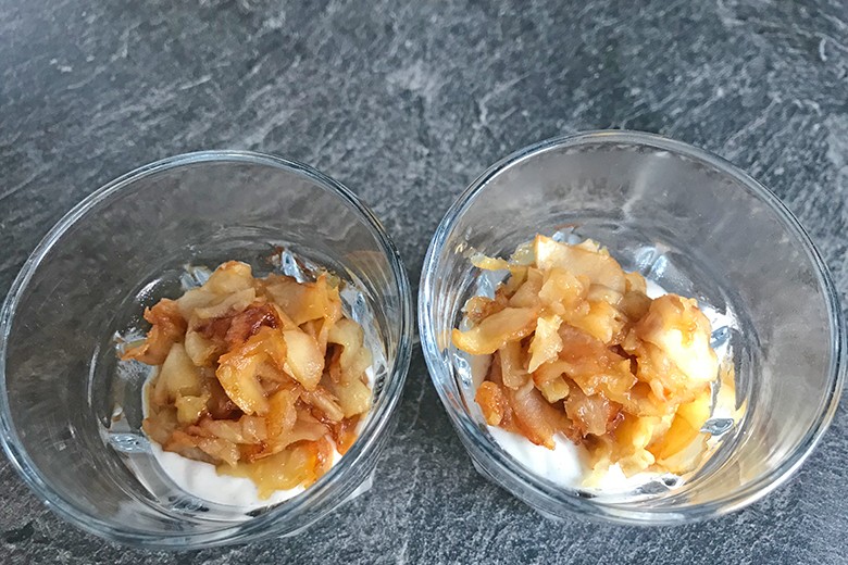 Bratapfel auf Topfencreme