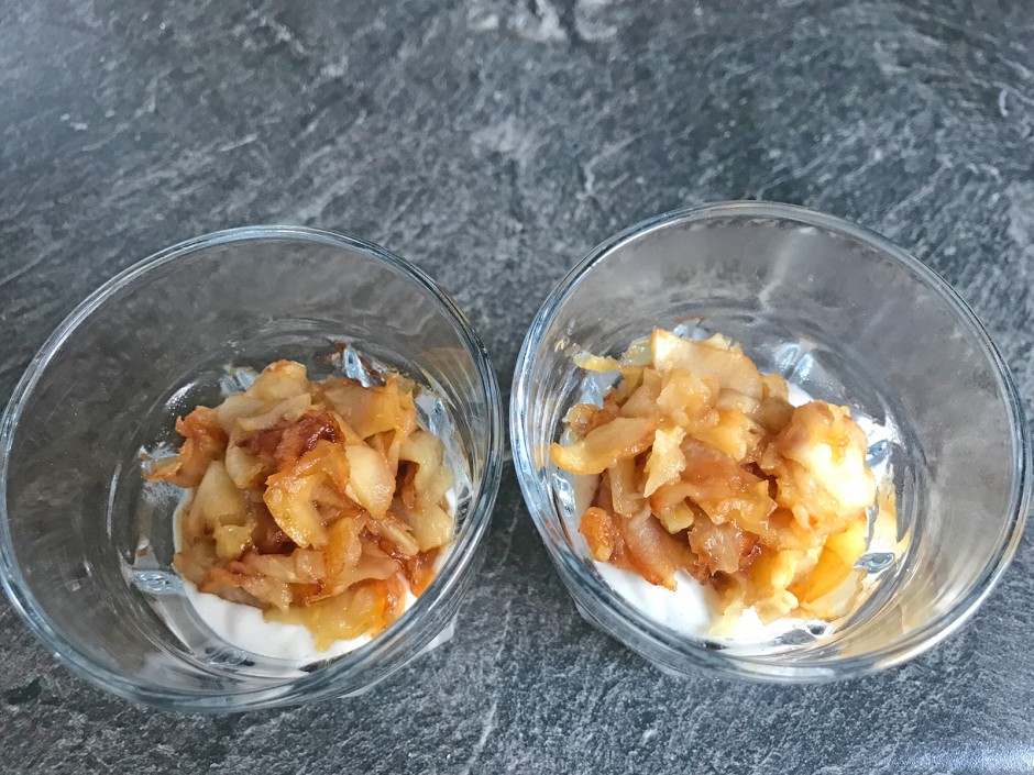 Bratapfel auf Topfencreme