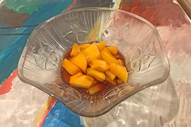 Kaki in Zitronen-Himbeer-Sirup