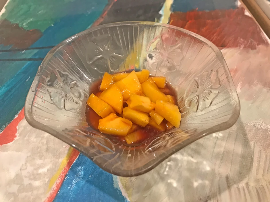 Kaki in Zitronen-Himbeer-Sirup
