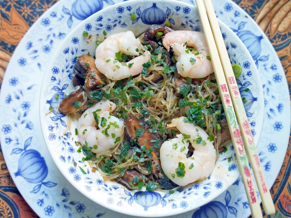 Gebratene koreanische Glasnudeln mit Pilzen und Garnelen