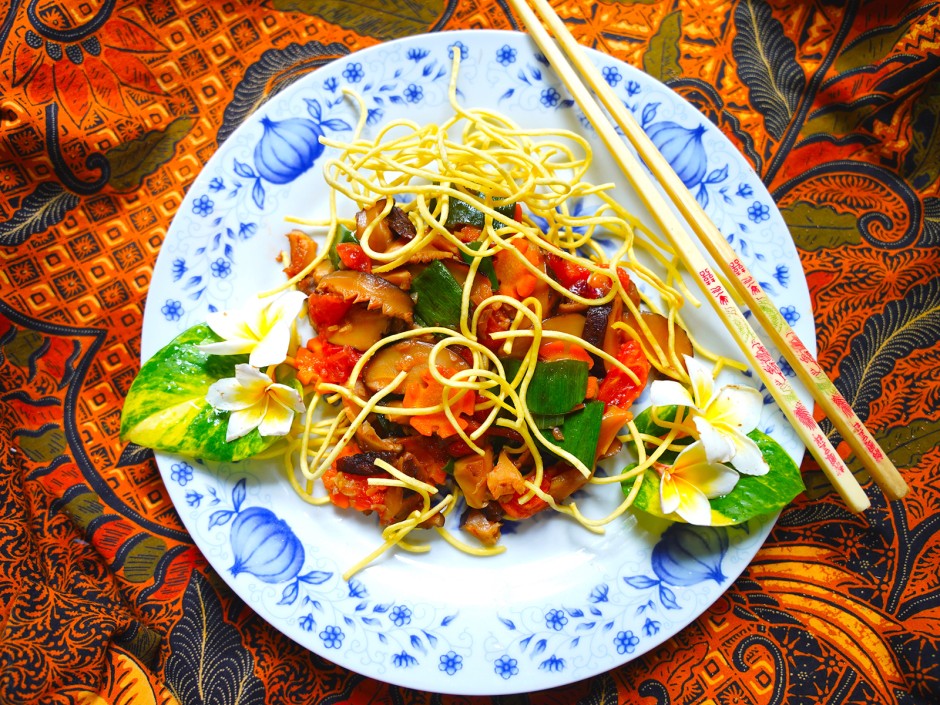 Frittierte Nudeln mit Tomaten-Pilzragout