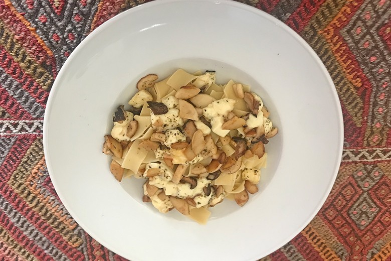 Käse-Kräuterseitlinge auf Bandnudeln